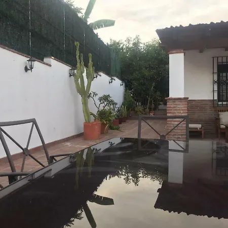 Bonito Chalet En La Cala Con Gran Jardín Privado